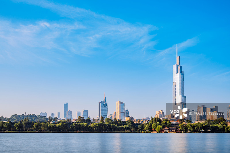 中国江苏南京玄武湖和紫峰大厦城市天际线风光图片素材