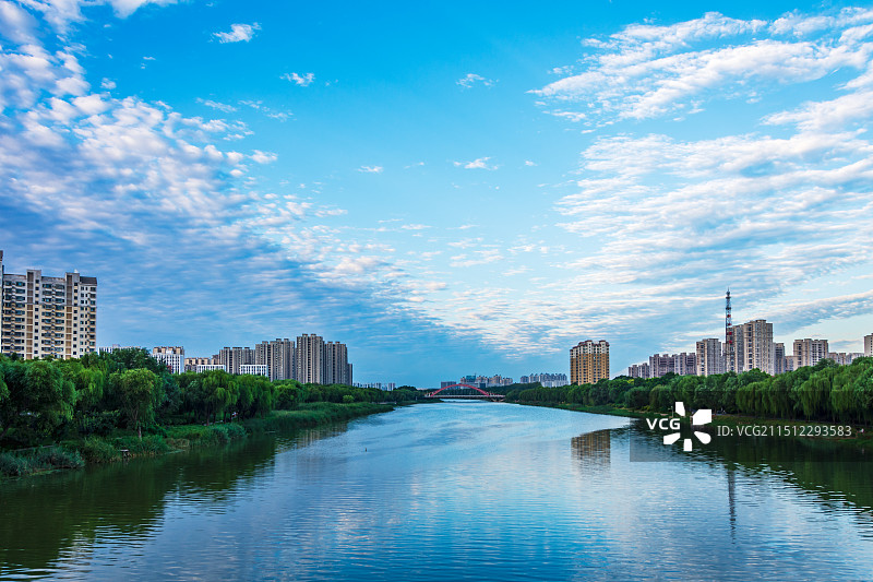 立秋过后的徒骇诃上溢光流彩霞云淌-聊城徒骇河初秋晨24.08景图片素材