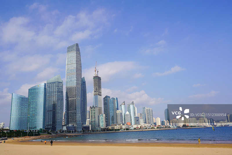 青岛第三海水浴场与对面的城市风光图片素材