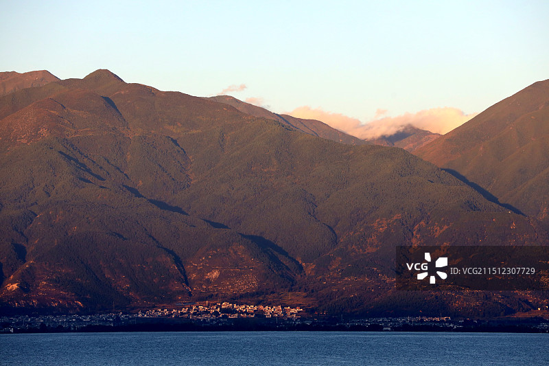 晨光中的大理洱海图片素材