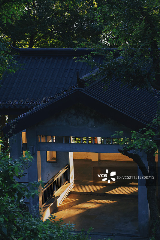 太湖鼋头渚风景区休息亭落日余晖图片素材