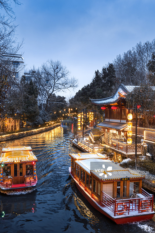南京夫子庙秦淮河游船与古代酒家蓝调雪景夜景图片素材