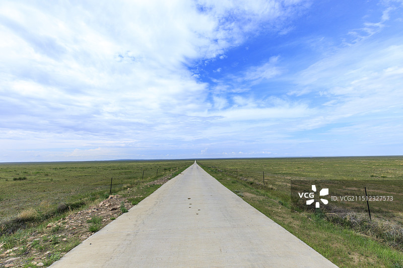 内蒙古自治区呼伦贝尔市新巴尔虎右旗巴尔虎草原的笔直的乡道图片素材