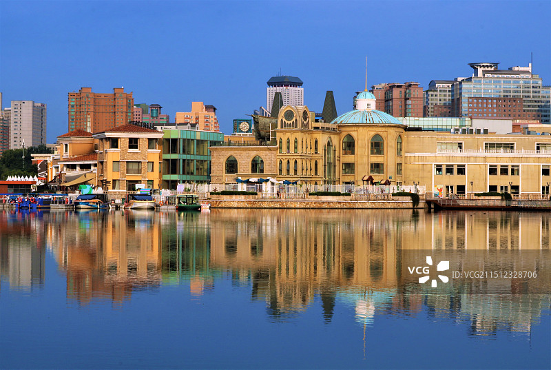 北京蓝色港湾建筑水中倒影图片素材