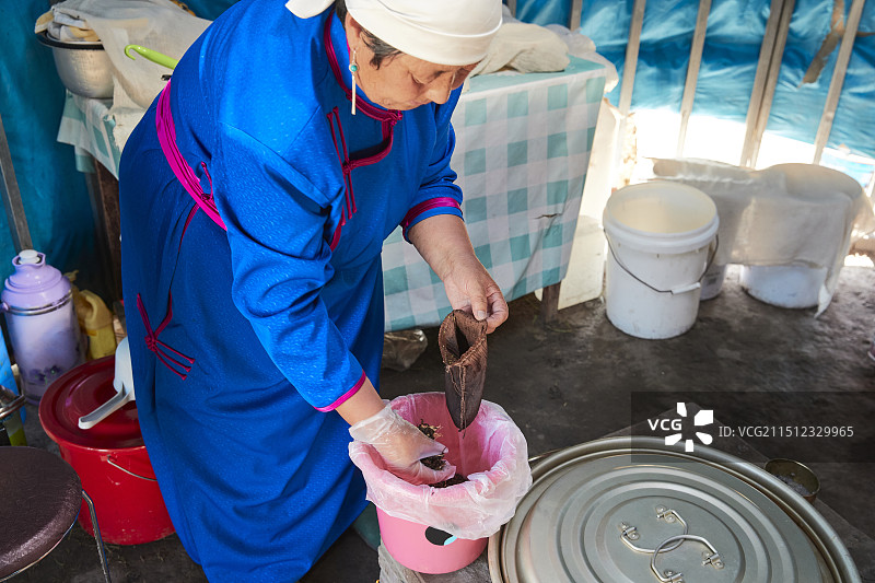 在蒙古包内用传统工艺熬煮蒙族奶茶的过程图片素材