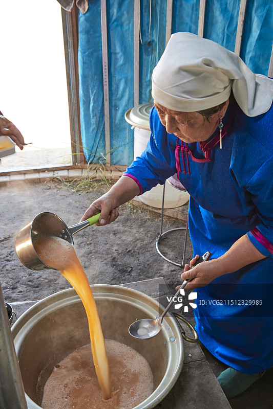 在蒙古包内用传统工艺熬煮蒙族奶茶的过程图片素材