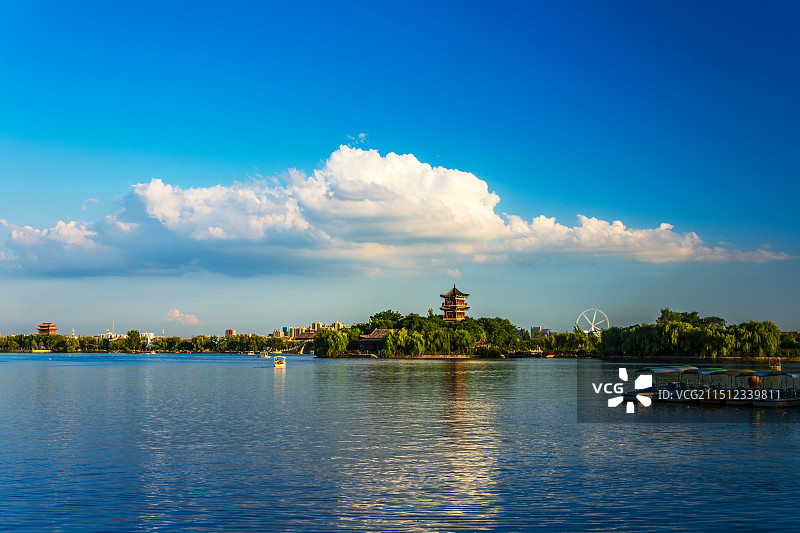 夏秋之交（立秋过后）东昌湖畔祥云飘-名人岛24.08图片素材