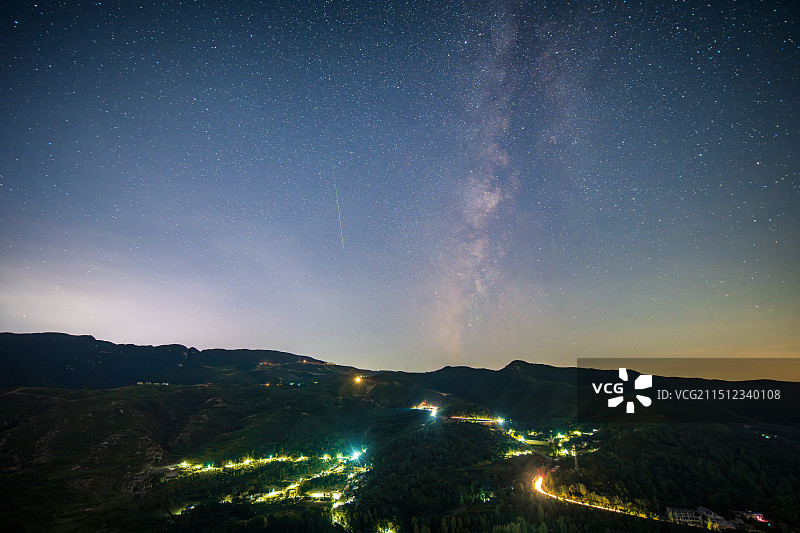 郑州登封中岳嵩山2024年英仙座流星雨图片素材