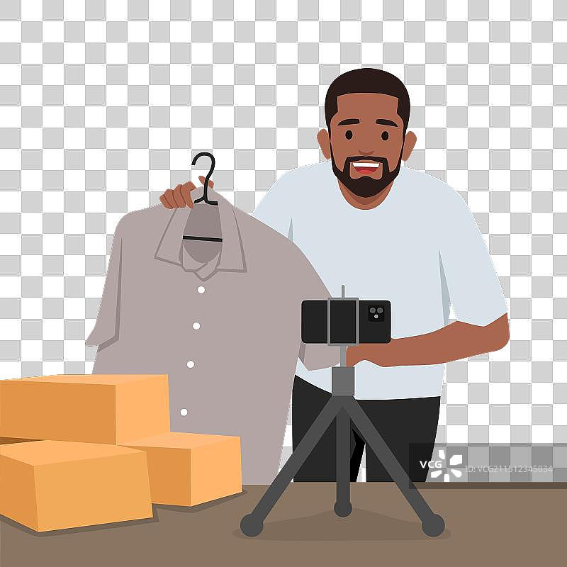 在前面展示服装的年轻男人图片素材