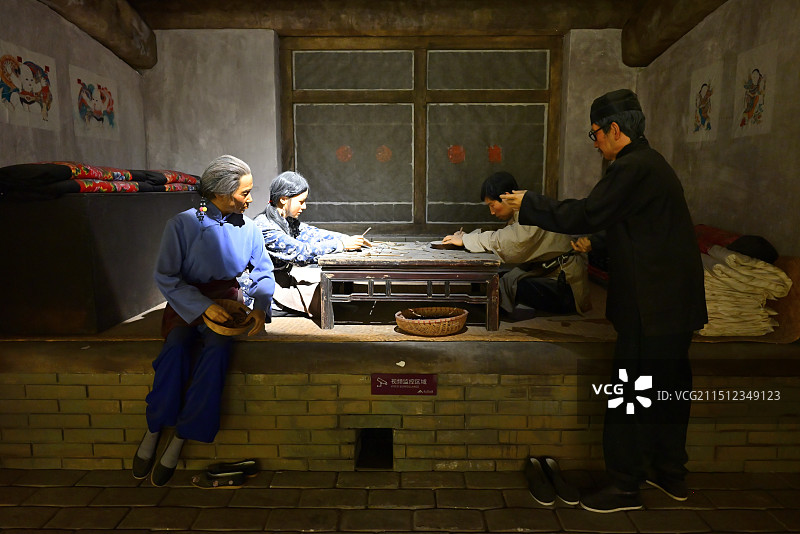 唐山博物馆里的“唐山皮影的制作”场景图片素材