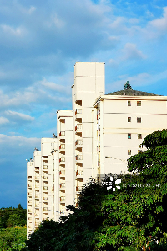 路上的彩色房子图片素材