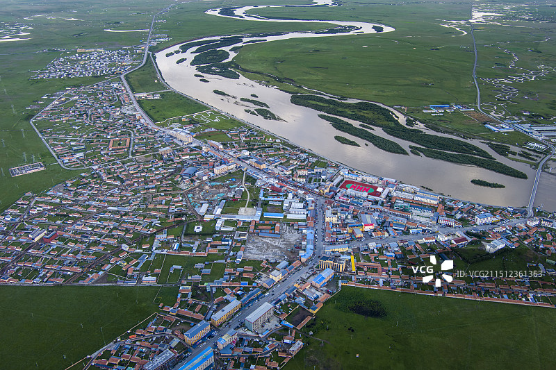 航拍鸟瞰阿坝州若尔盖县唐克镇全景风光图片素材