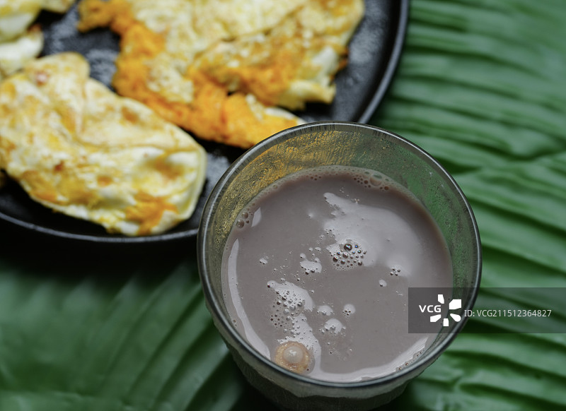 水冶酥烧饼煎蛋配豆浆图片素材