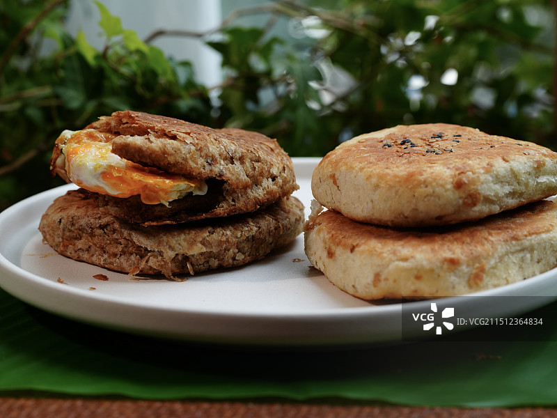 水冶酥烧饼煎蛋配豆浆图片素材