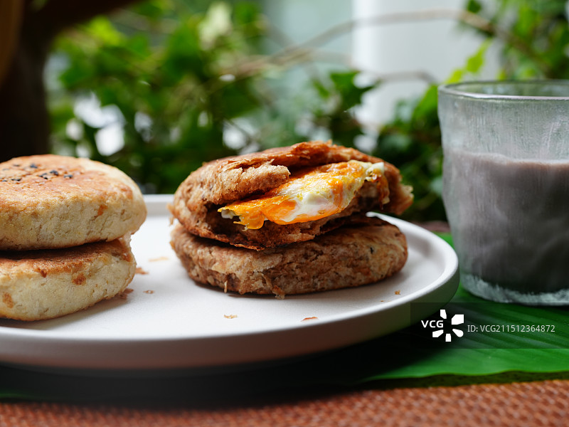 水冶酥烧饼煎蛋配豆浆图片素材
