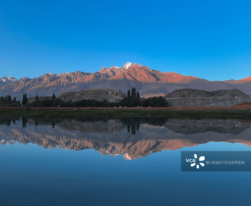 乔戈里峰石头城下金草滩湿地图片素材