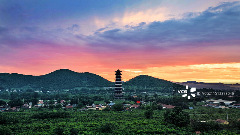 夕阳下的万佛塔图片素材