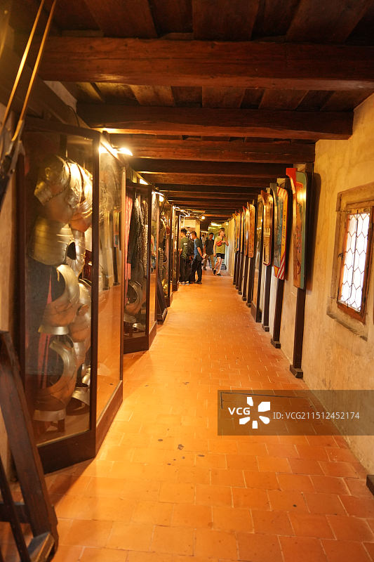 布拉格城堡黄金巷，欧洲传统铠甲兵器盾牌展览，捷克传统服饰展，传统民居城墙图片素材
