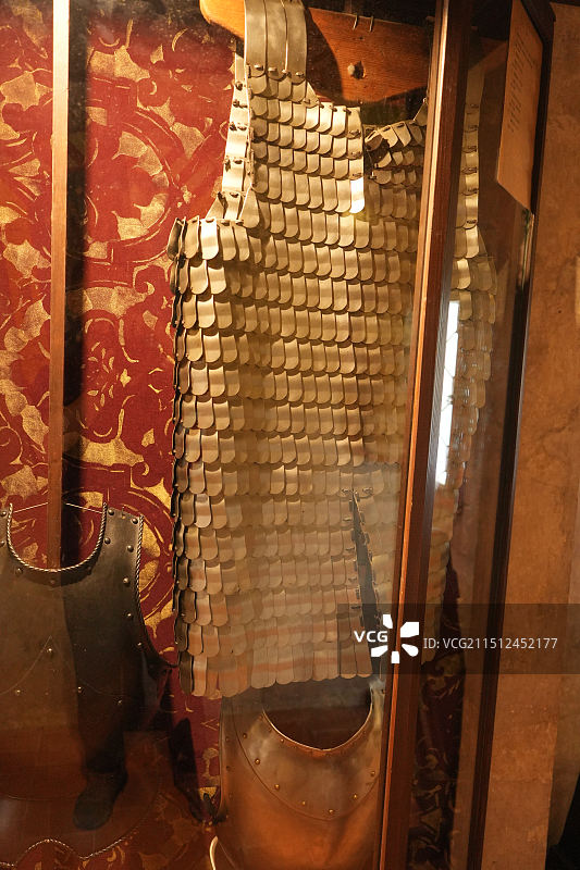 布拉格城堡黄金巷，欧洲传统铠甲兵器盾牌展览，捷克传统服饰展，传统民居城墙图片素材