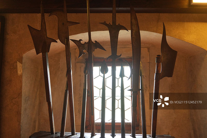 布拉格城堡黄金巷，欧洲传统铠甲兵器盾牌展览，捷克传统服饰展，传统民居城墙图片素材