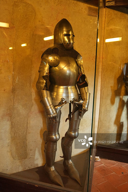 布拉格城堡黄金巷，欧洲传统铠甲兵器盾牌展览，捷克传统服饰展，传统民居城墙图片素材