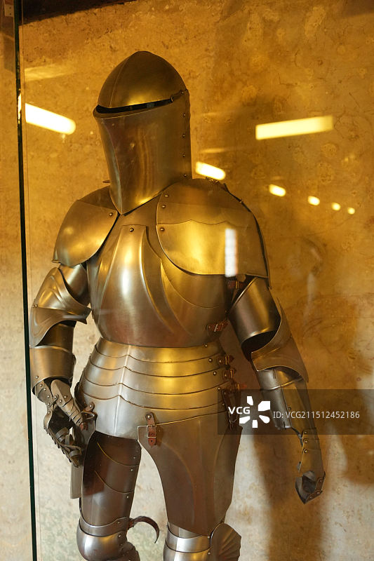 布拉格城堡黄金巷，欧洲传统铠甲兵器盾牌展览，捷克传统服饰展，传统民居城墙图片素材