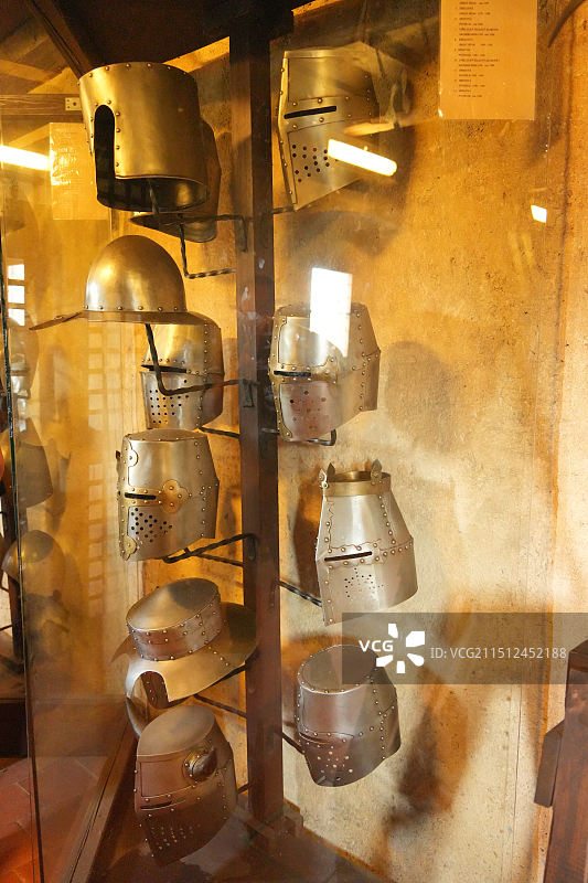 布拉格城堡黄金巷，欧洲传统铠甲兵器盾牌展览，捷克传统服饰展，传统民居城墙图片素材