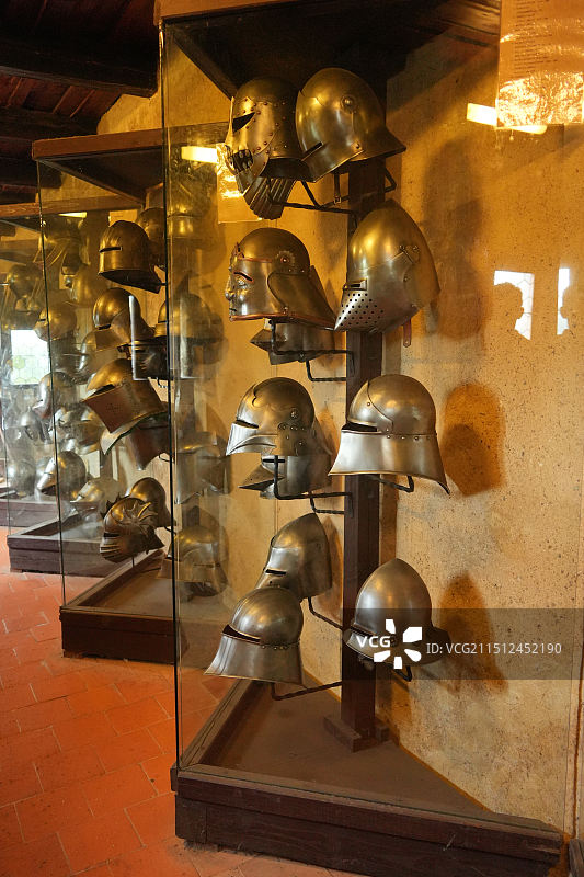 布拉格城堡黄金巷，欧洲传统铠甲兵器盾牌展览，捷克传统服饰展，传统民居城墙图片素材