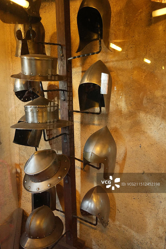 布拉格城堡黄金巷，欧洲传统铠甲兵器盾牌展览，捷克传统服饰展，传统民居城墙图片素材