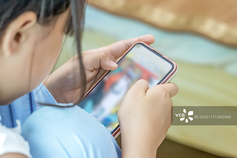 拿在手里看手机的手部特写图片素材