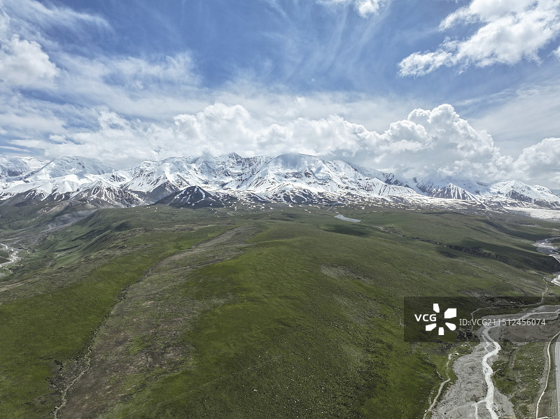 盛夏的阿尼玛卿雪山图片素材