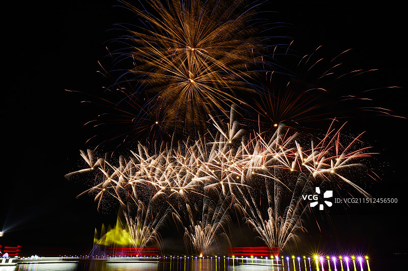 旅游景区湖面绽放的绚丽烟花礼花图片素材