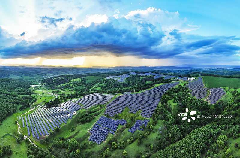 夏季晚霞夕阳西下，无人机航拍东北光伏电站图片素材