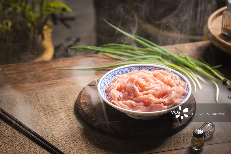 木板背景上满满一份鸭肠  鸭肠 鹅肠 火锅鹅肠 鲜鸭肠 火锅食材 水晶鸭肠 美食摄影 极品鹅肠图片素材