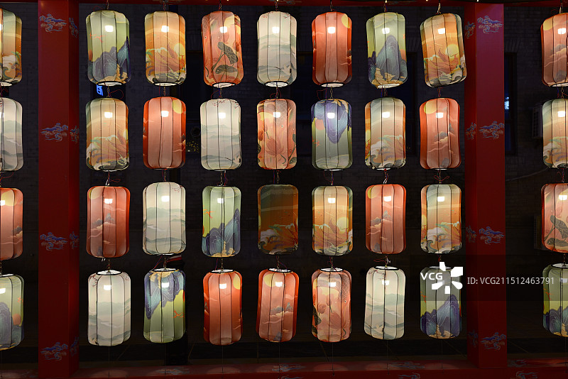 中国传统节日——元宵节，夜晚悬挂排列有序丰富的中国文化照明灯笼平视角视图图片素材