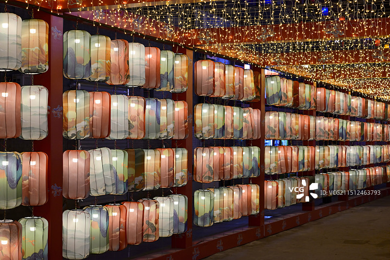 中国传统元宵节，夜晚悬挂排列有序丰富的中国文化照明灯笼侧面视角透视图图片素材