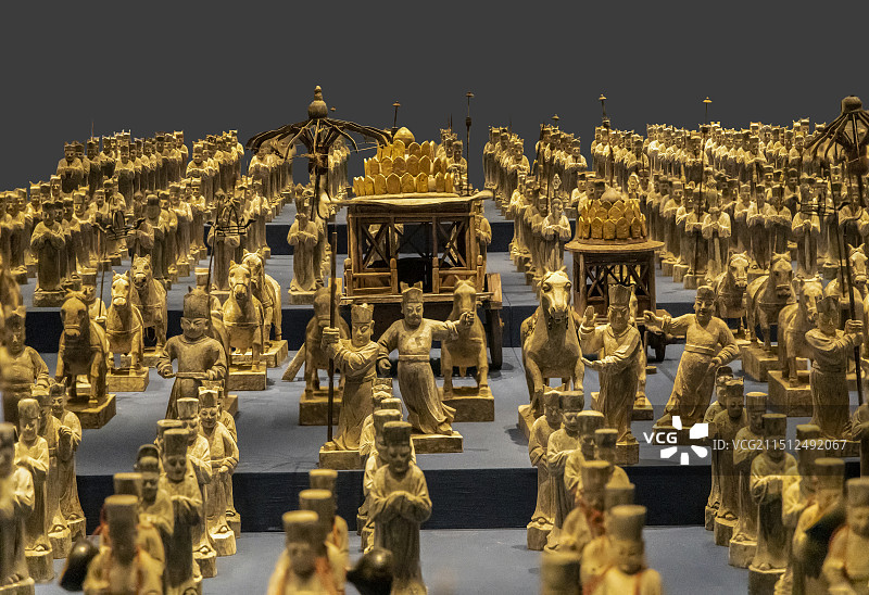 山东省济宁市博物馆（新馆）“济宁千秋”展：鲁王墓仪仗俑（仿）（明鲁王墓文物现藏山东博物馆）图片素材