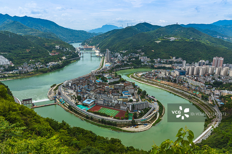 旬阳天然太极城位于陕西省安康市旬阳市城区，是天然太极城。汉江和旬河在旬阳市城交汇。图片素材