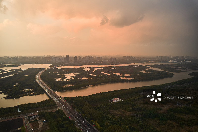 航拍暴雨来临前的哈尔滨城市及太阳岛松花江风光图片素材