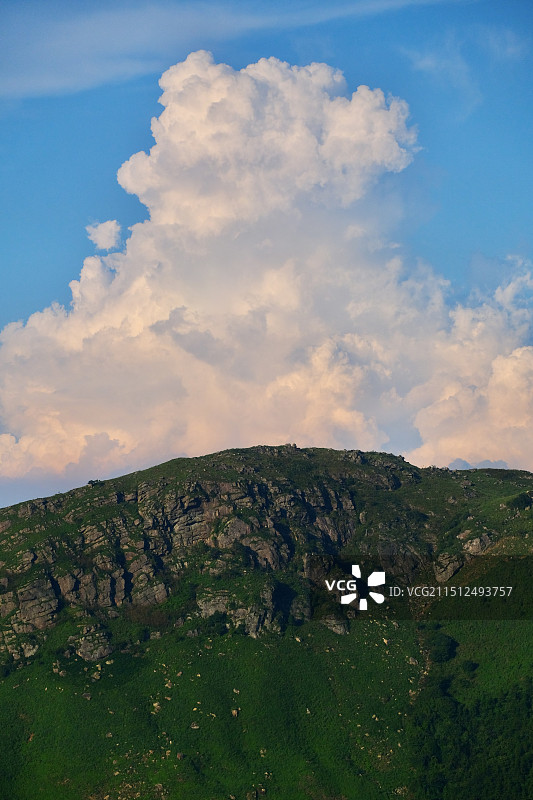 山顶上的积雨云图片素材