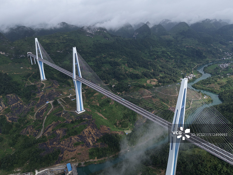 凌驾在云海之上，屹立于天空之间图片素材