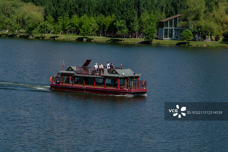乘船欣赏沈阳浑河两岸风光图片素材