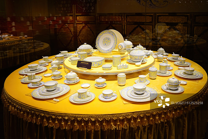 淄博陶瓷成为国宴使用餐具的展示场景图片素材