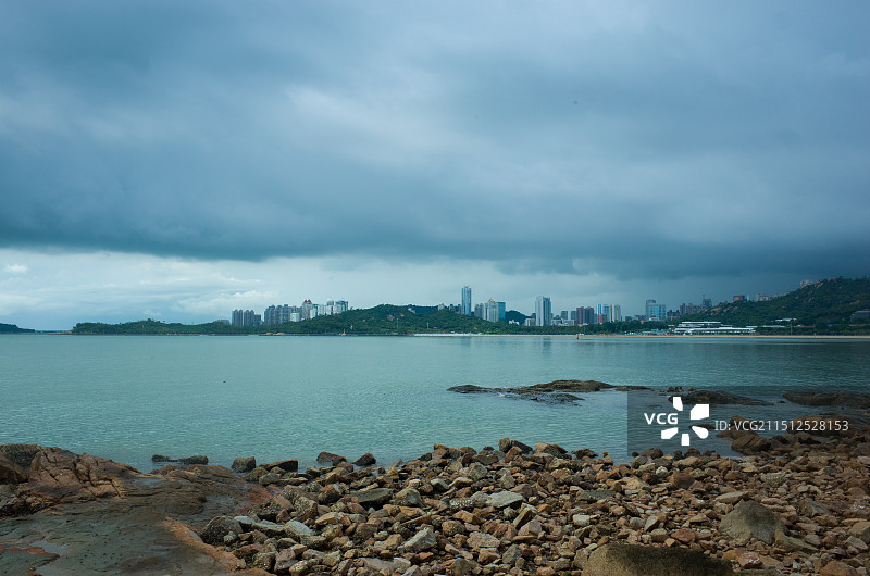 从野狸岛公园拍摄暴雨来临前的珠海市图片素材