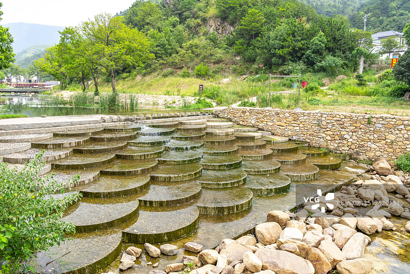湖北孝感双峰山景区悬崖边的迎客松和大好河山水墨画图片素材