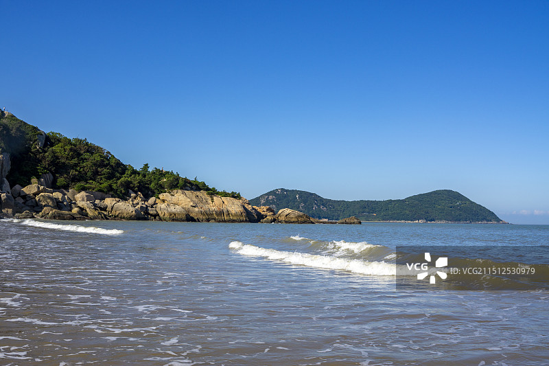 浙江普陀山风景名胜区百步沙浴场沙滩上的海浪图片素材
