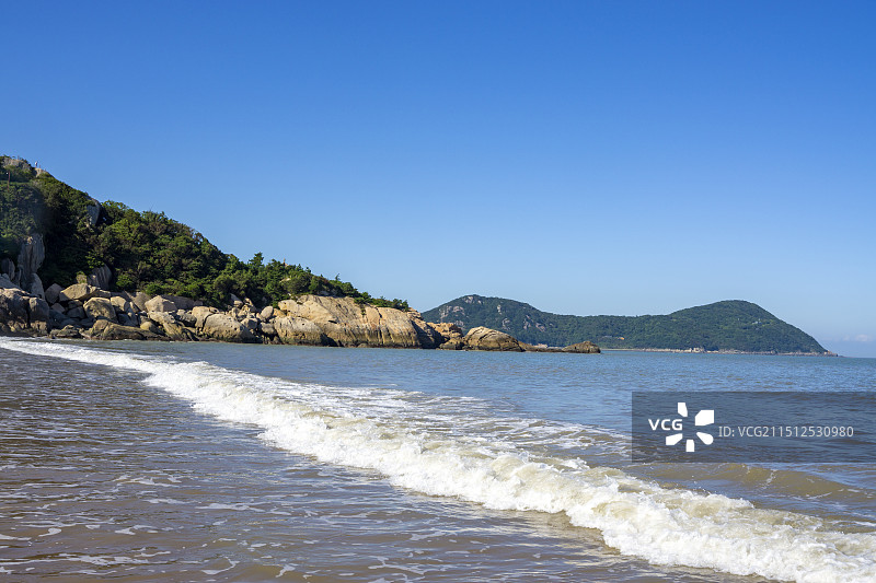 浙江普陀山风景名胜区百步沙浴场沙滩上的海浪图片素材