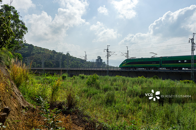 中老铁路玉溪段柴井大桥奔驰的列车图片素材