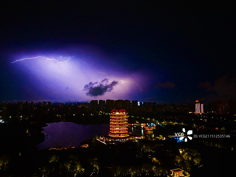 淄博齐盛湖海岱楼上空的闪电图片素材