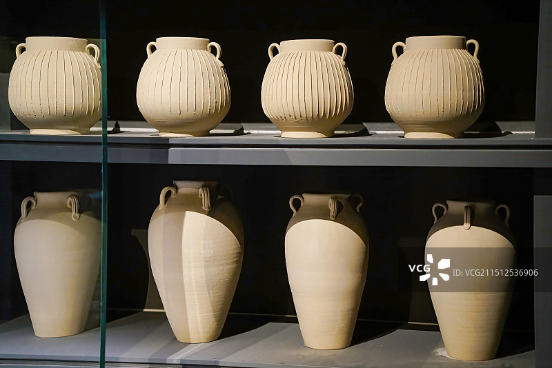 淄博市陶瓷琉璃博物馆里的陶罐图片素材